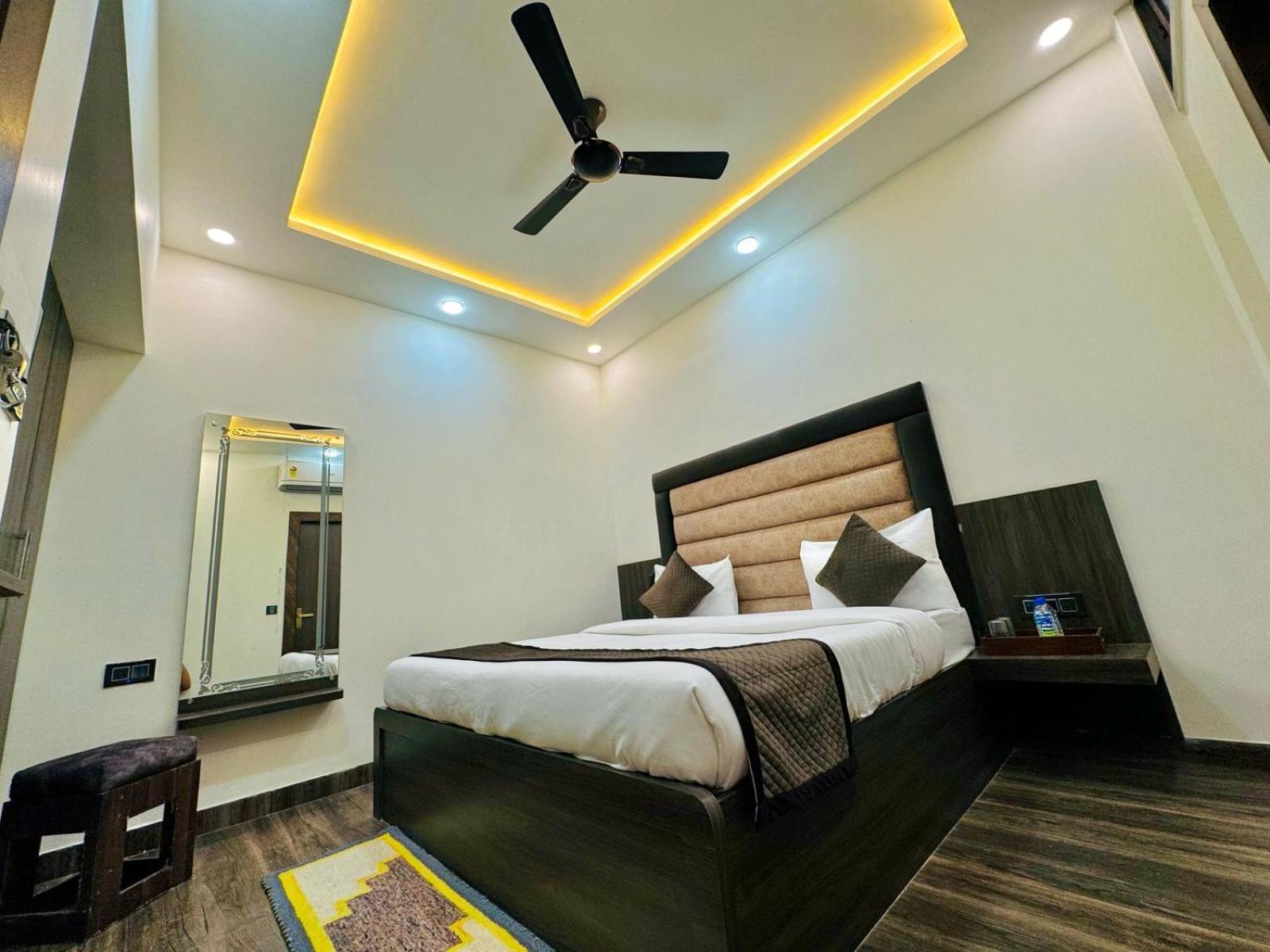 Hotel The Ss Grand Near Taj Mahal 3*